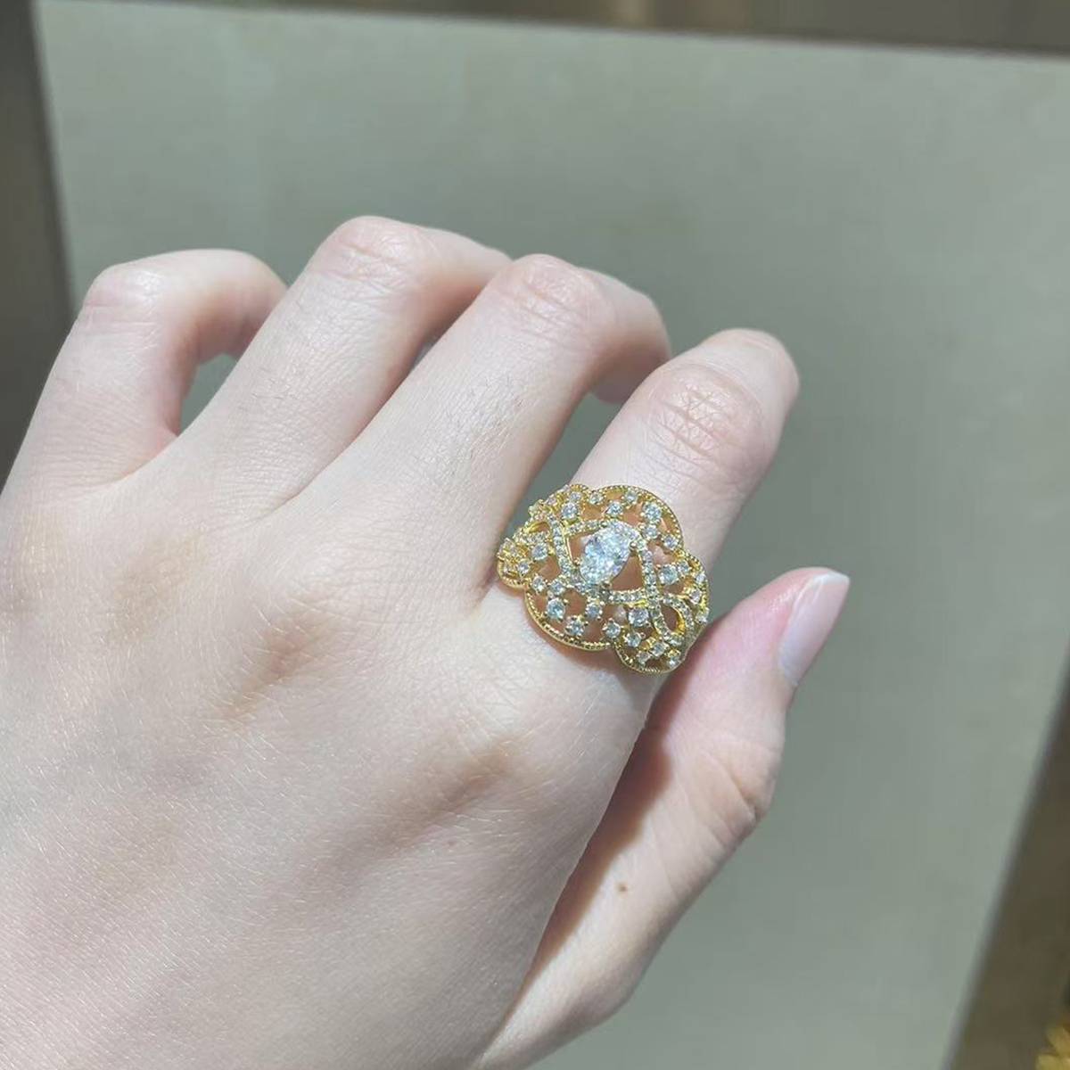 轻奢蛋形钻女戒S925银镀18K黄金定制选款主石莫桑钻0.5ct/副石高碳钻